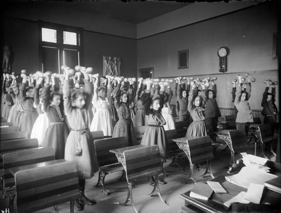Ukoliko škola nije imala 'gombaonu', djeca su vježbala u učionicama