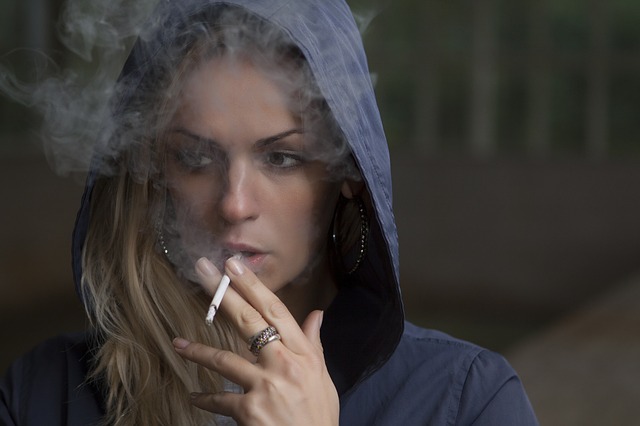 pušenje, cigareta, pušačica, žena koja puši