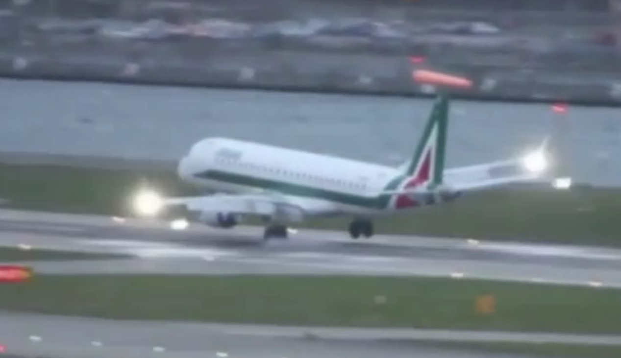 VIDEO: FILMSKI HOROR - Oluja skoro srušila zrakoplov dok je slijetao - putnici plakali