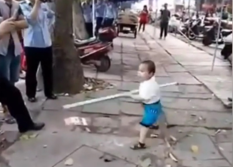 VIDEO: BORBENI KLINAC - Pogledajte kako je petogodišnjak napao inspektore