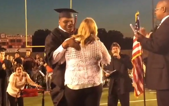 VIDEO: PRIKOVAN ZA KOLICA - Rekao je da neće uzeti diplomu u kolicima i uspio!