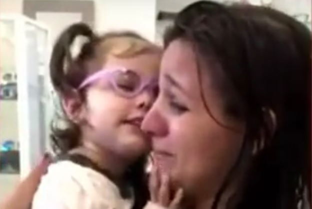VIDEO: TO JE SREĆA - Trenutak kad je slijepa djevojčica prvi put vidjela majku