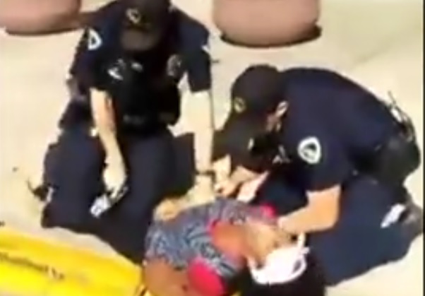 VIDEO: BRUTALNOST - Pogledajte kako se policajci obračunavaju s tinejdžerkom
