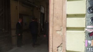 Božo Petrov dolazi na kućnu adresu premijera Oreškovića (Foto: Sanjin Španović, Twitter)