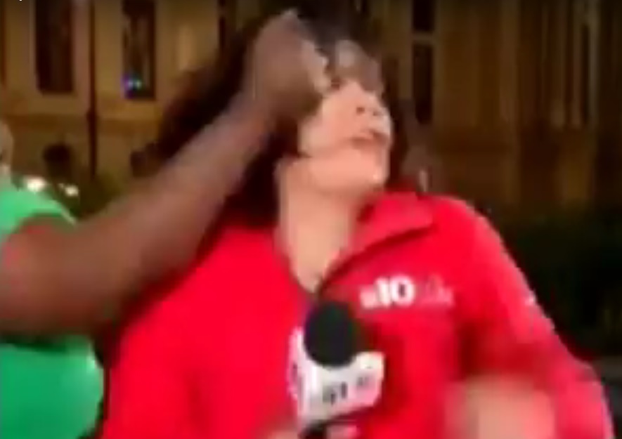 VIDEO: NAPAD UŽIVO - Dok je reporterka izvještavala nepoznata ju je žena snažno udarila