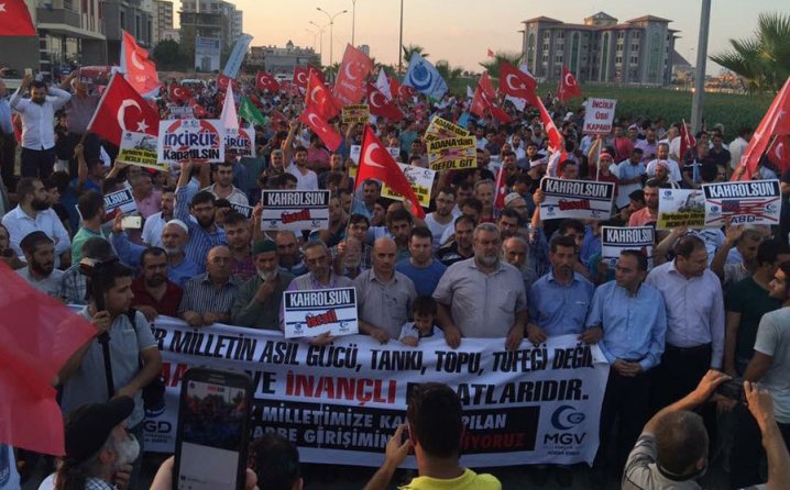 VIDEO: PROSVJED PRED VOJNOM BAZOM - Turci ispred Incirlika, baze NATO-a i SAD-a
