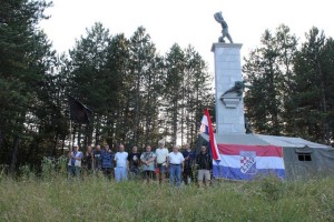 Šator pokraj spomenika u Srbu (Foto: A-HSP)