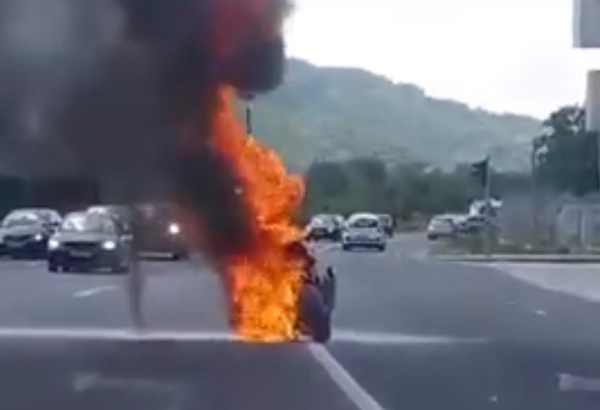 VIDEO: DRAMA NA CESTI - Motocikl se ispod vozača zapalio i pretvorio u buktinju