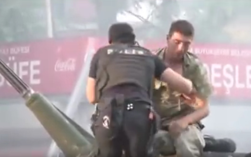 VIDEO: DRAMATIČNO - Pogledajte kako je policajac spasio tenkista od kamenovanja