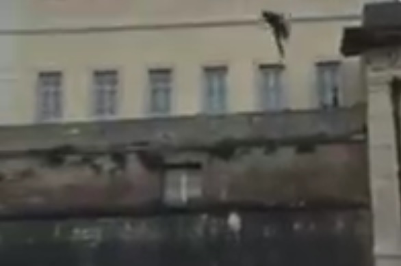 VIDEO: ŠOKANTNI SKOK - Zadranin priredio gledateljima vratolomni skok u more duboko svega 1,5 metara