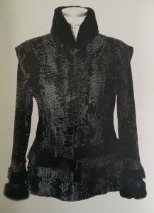 Crni krzneni kaput (od pravog ili umjetnog krzna) uvijek ostavlja dojam elegancije s dozom mističnosti