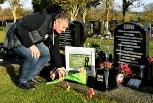 Davor Šuker u Belfastu na grobu Georgea Besta (Foto: HNS, Twitter)