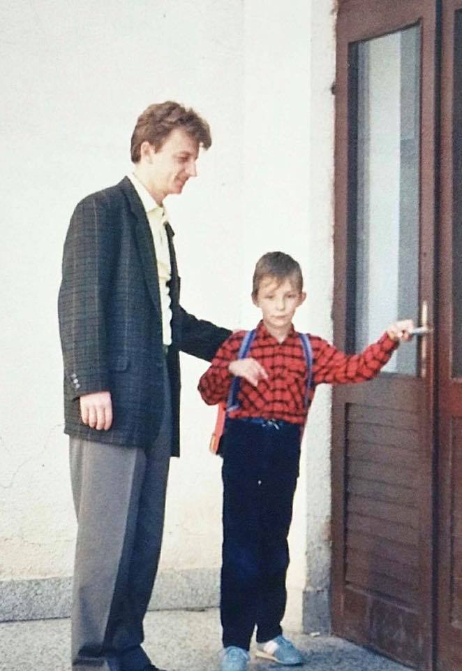 Bojan Glavašević sa svojim ocem Sinišom na prvi dan škole (Foto: Facebook)