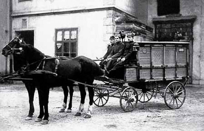 Jedno od dva vozila zagrebačke 'Hitne pomoći' (1910) koja su prevozila bolesnike i ubogare