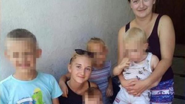 Leila Sović, majka troje djece, sa sestrom (Foto: facebook)
